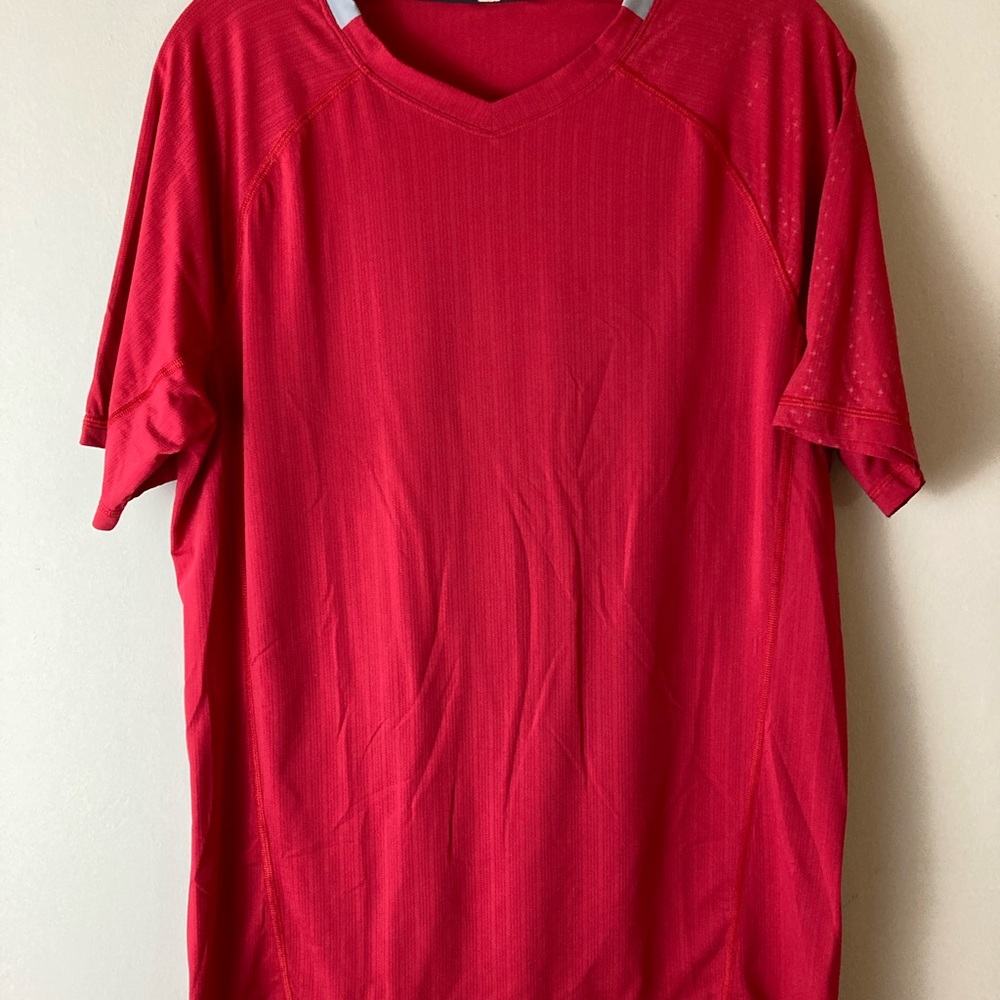LIKE NEW Men’s V-neck Lululemon red short sleeved shirt, medium